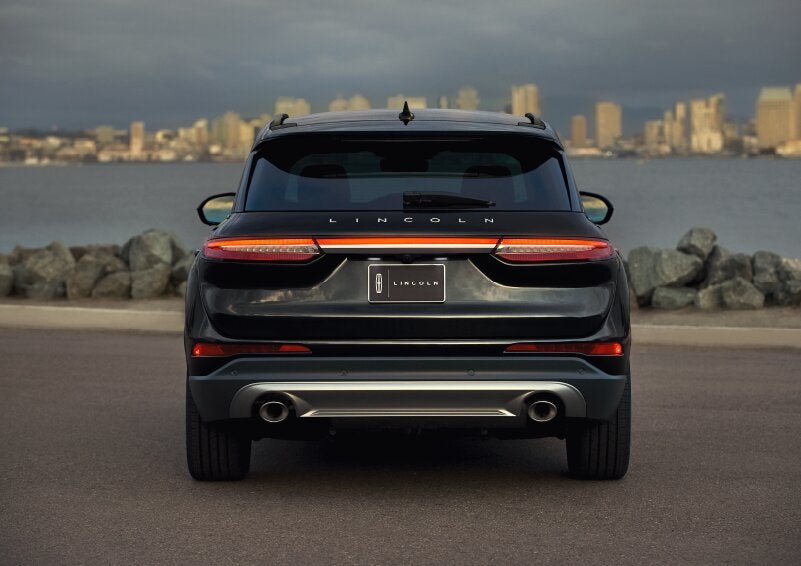 The rear lighting of the 2025 Lincoln Corsair® SUV spans the entire width of the vehicle. | Friendly Lincoln in Monroe MI