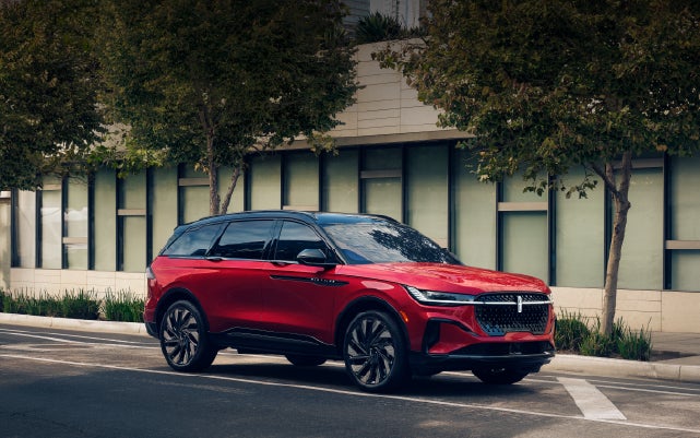 A 2025 Lincoln Nautilus® SUV with an available hybrid powertrain is parked in an urban setting. | Friendly Lincoln in Monroe MI
