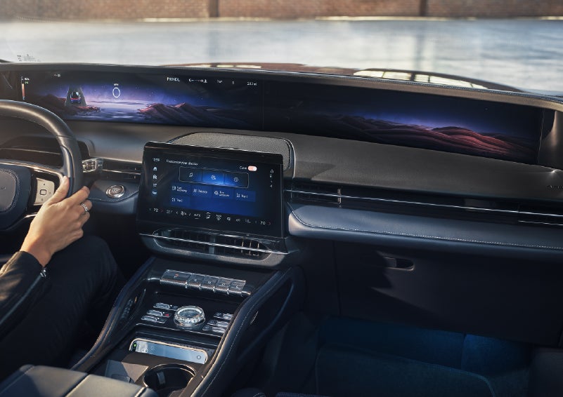 The center LCD touchscreen allows for easy personalization of key information. | Friendly Lincoln in Monroe MI