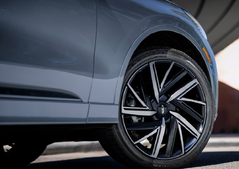 The wheel of the 2027 Lincoln Aviator® Black Label™ SUV is shown slightly angled out. | Friendly Lincoln in Monroe MI
