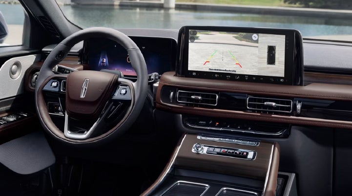 The backup camera of the 2027 Lincoln Aviator® SUV is displayed on screen. | Friendly Lincoln in Monroe MI