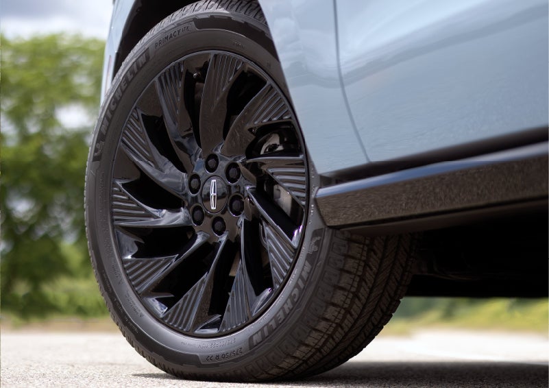 Dark wheels of a 2027 Lincoln Navigator® Reserve model with the available Jet Appearance Package.